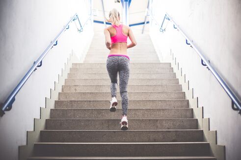 A lépcsőn való felfutás nagyszerű módja annak, hogy megszabaduljon a súlyfeleslegtől. 