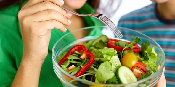 Zöldségsaláta fogyasztása szénhidrátmentes diéta mellett az éhségérzet tompítására