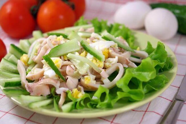 Calamari saláta tojással és uborkával alacsony szénhidráttartalmú diétán